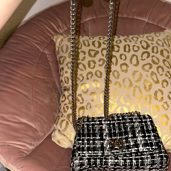 Never before used black crossbody purse. Can be worn multiple ways. ๐ค๐๐ค - Picture 3 of 3